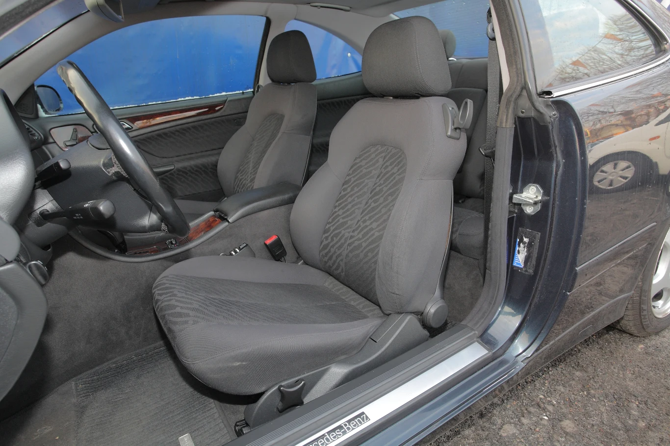 Fotele: wygodne, ale bez żadnego sportowego profilowania.