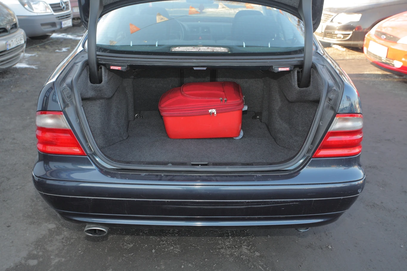 Jak na coupe, CLK ma całkiem duży bagażnik, jednak o mało regularnym kształcie. Jego pojemność wynosi 420 litrów.