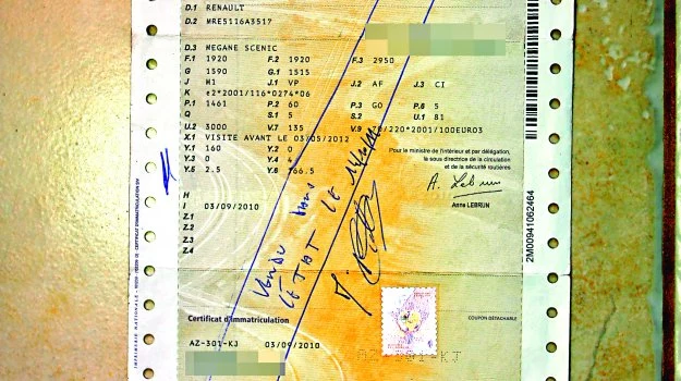 Dowód rejestracyjny pojazdu po sprzedaży samochodu powinien zostać ręcznie przekreślony długopisem przez francuskiego urzędnika.