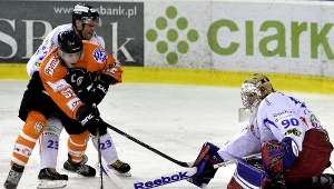 Maciej Urbanowicz strzela na bramkę Przemysława Odrobnego.