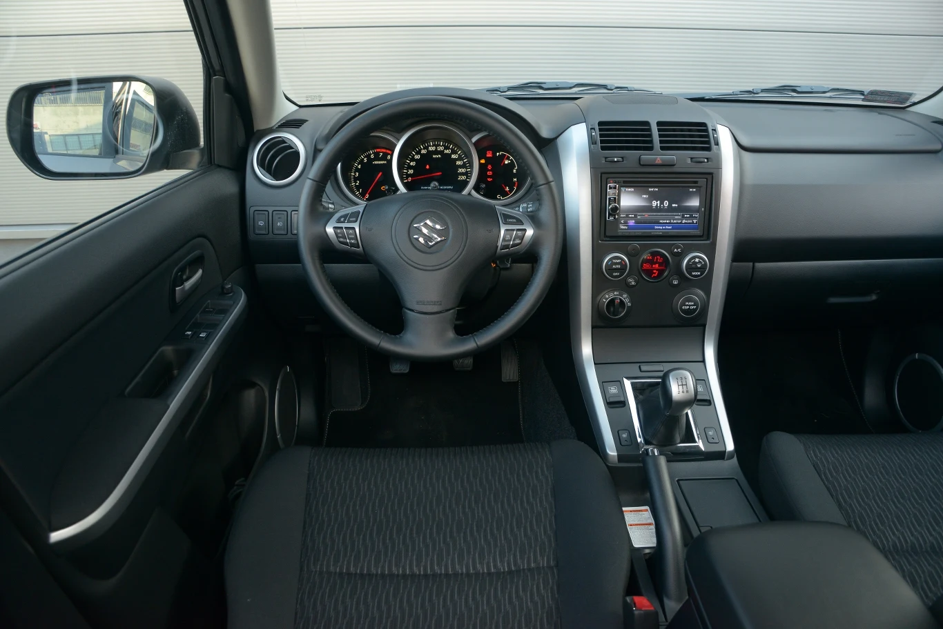 Prosty wygląd, prosta obsługa – kokpit Grand Vitary nigdy nie był specjalnie wyszukany, a na tle najnowszych rywali wypada już wręcz archaicznie.