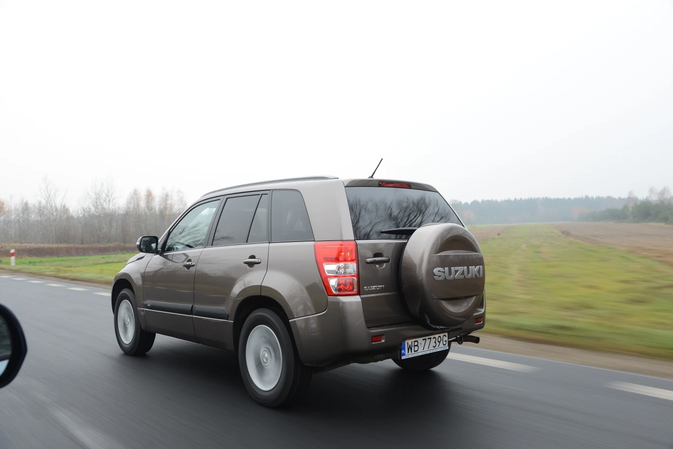 Koło zapasowe umieszczone na klapie to znak rozpoznawczy Grand Vitary. Pojemność bagażnika wynosi 398 litrów, co jest przeciętnym wynikiem.