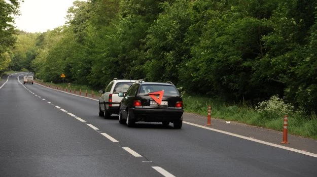 Poza obszarem zabudowanym prędkość pojazdu holującego może wynosić maksymalnie 60 km/h.