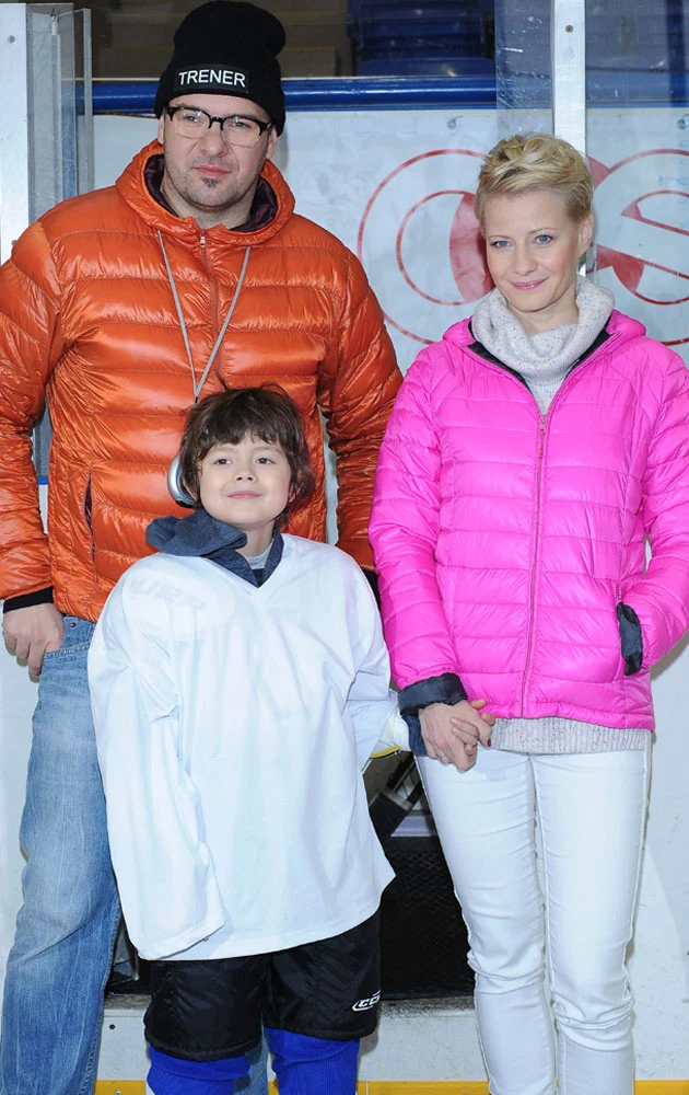 Matkę Kożuchowska na razie tylko gra. Tu z obsadą "Rodzinki.pl" - Tomkiem Karolakiem i Mateuszem Pawłowskim Matkę Kożuchowska na razie tylko gra. Tu z obsadą "Rodzinki.pl" - Tomkiem Karolakiem i Mateuszem Pawłowskim