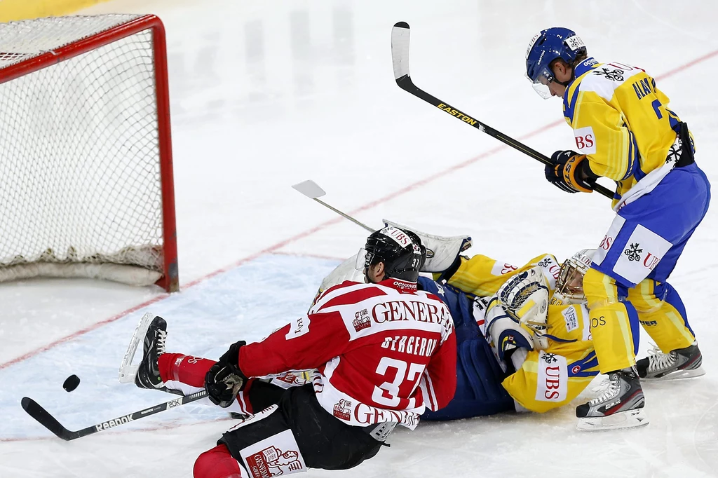 Patrice Bergeron strzela pierwszego gola dla Team Canada w meczu z HC Davos