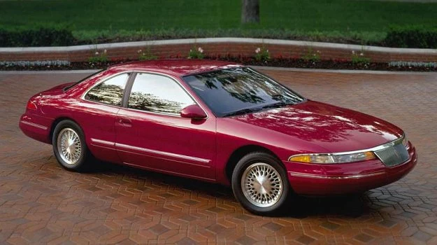 Lincoln Mark VIII (model sprzed faceliftingu, oferowany w latach 1993-1997)