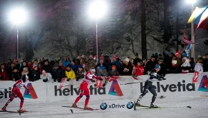 Ingvild Flugstad Oestberg (w środku) podczas finałowego biegu sprinterskiego w szwajcarskim Val Muestair