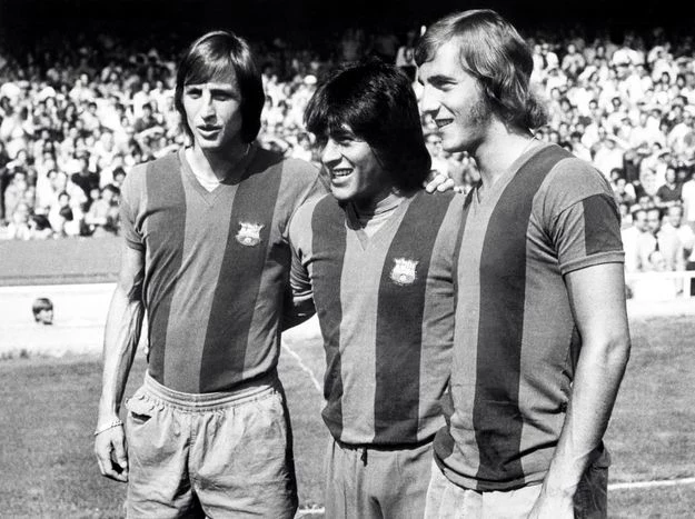 Johan Cruyff (z lewej), Hugo Sotil (w środku) i Johan Neeskens