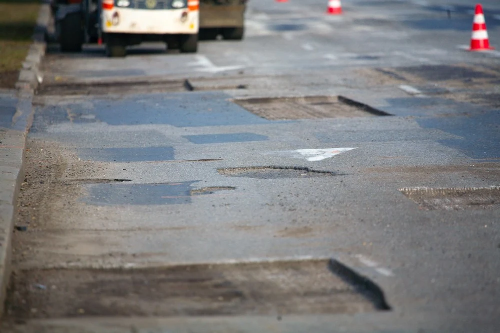 Drogowcy postanowili skorzystać z ładnej pogody i zabrali się za łatanie dziur w jezdniach Drogowcy postanowili skorzystać z ładnej pogody i zabrali się za łatanie dziur w jezdniach