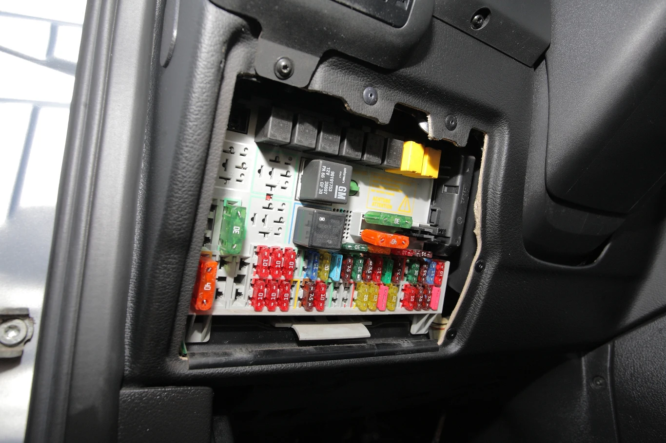 Usterki instalacji elektrycznej: przed zakupem trzeba sprawdzić działanie centralnego zamka, "elektrycznych" szyb i lusterek.