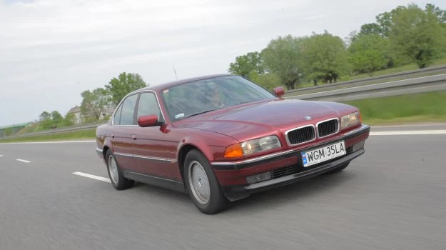 Linie tego BMW są pozbawione awangardowych rozwiązań. Dzięki temu po 18 latach od debiutu nadal wygląda reprezentacyjnie. Na zdjęciu wersja 730i V8 sprzed liftingu.