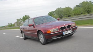 Linie tego BMW są pozbawione awangardowych rozwiązań. Dzięki temu po 18 latach od debiutu nadal wygląda reprezentacyjnie. Na zdjęciu wersja 730i V8 sprzed liftingu.