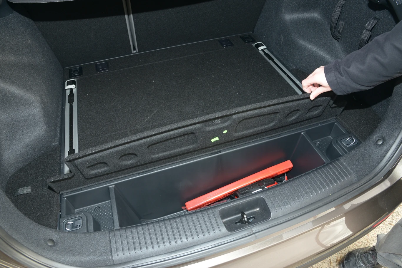 Druga skrytka jest bliżej zderzaka. Łatwy dostęp – nie trzeba się do niej schylać.