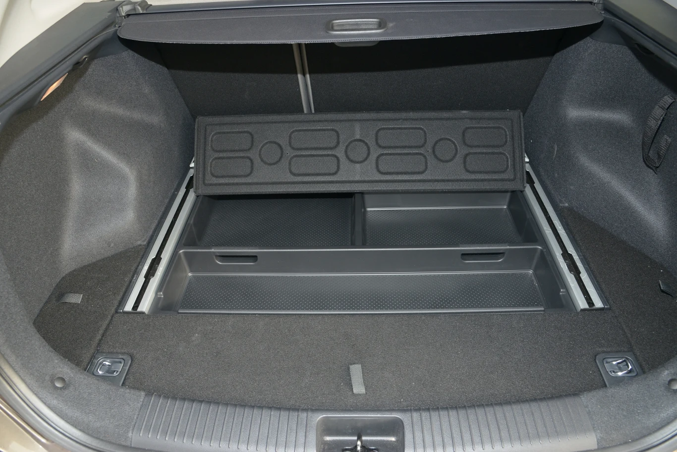 W głębi bagażnika, pod podłogą, znajduje się płaski schowek z przegrodami.