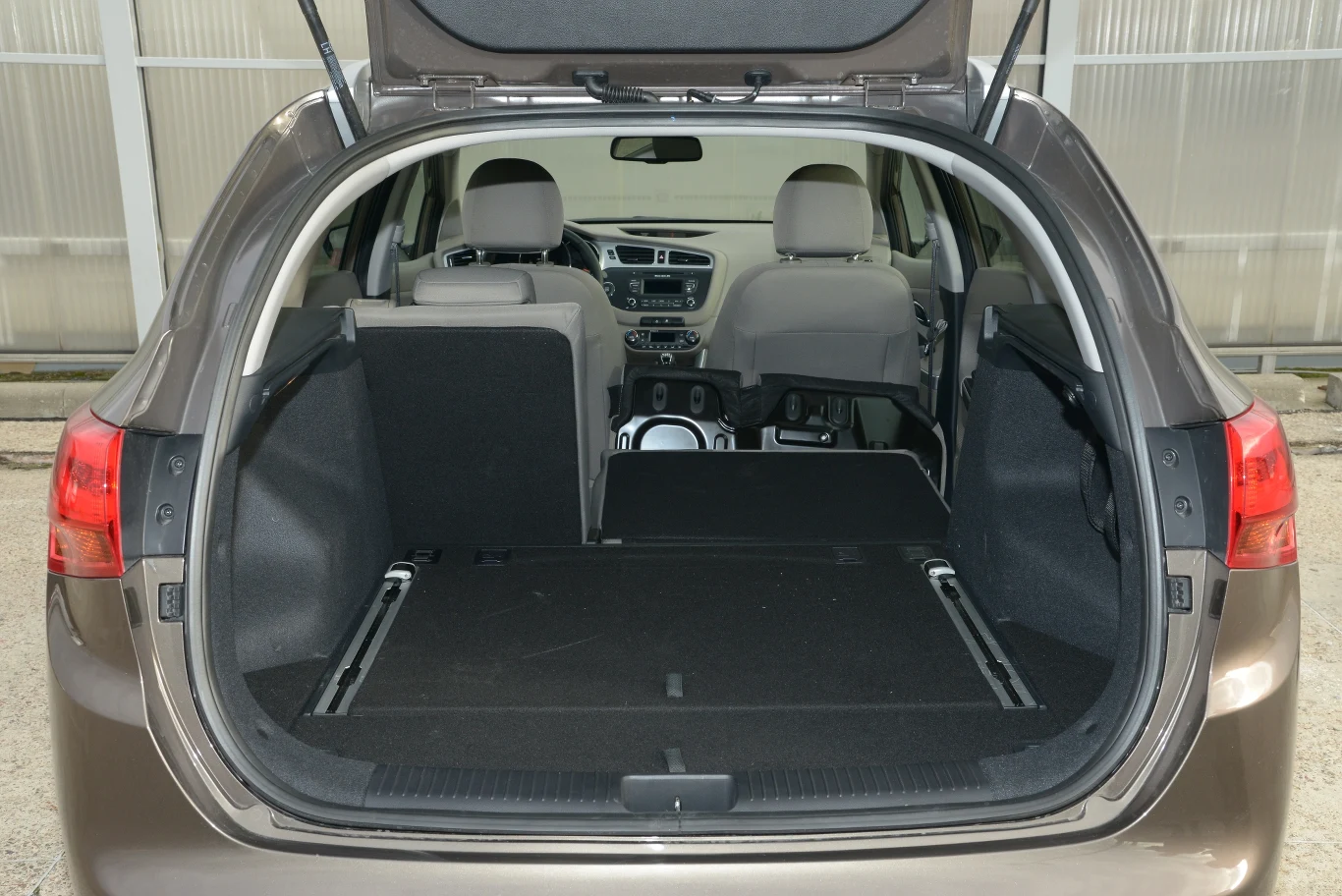 Zwarta sylwetka Cee'da kombi może sugerować, że bagażnik jest mały. Wręcz przeciwnie. Kufer ma aż 528 l, jest przy tym wysoki i głęboki.