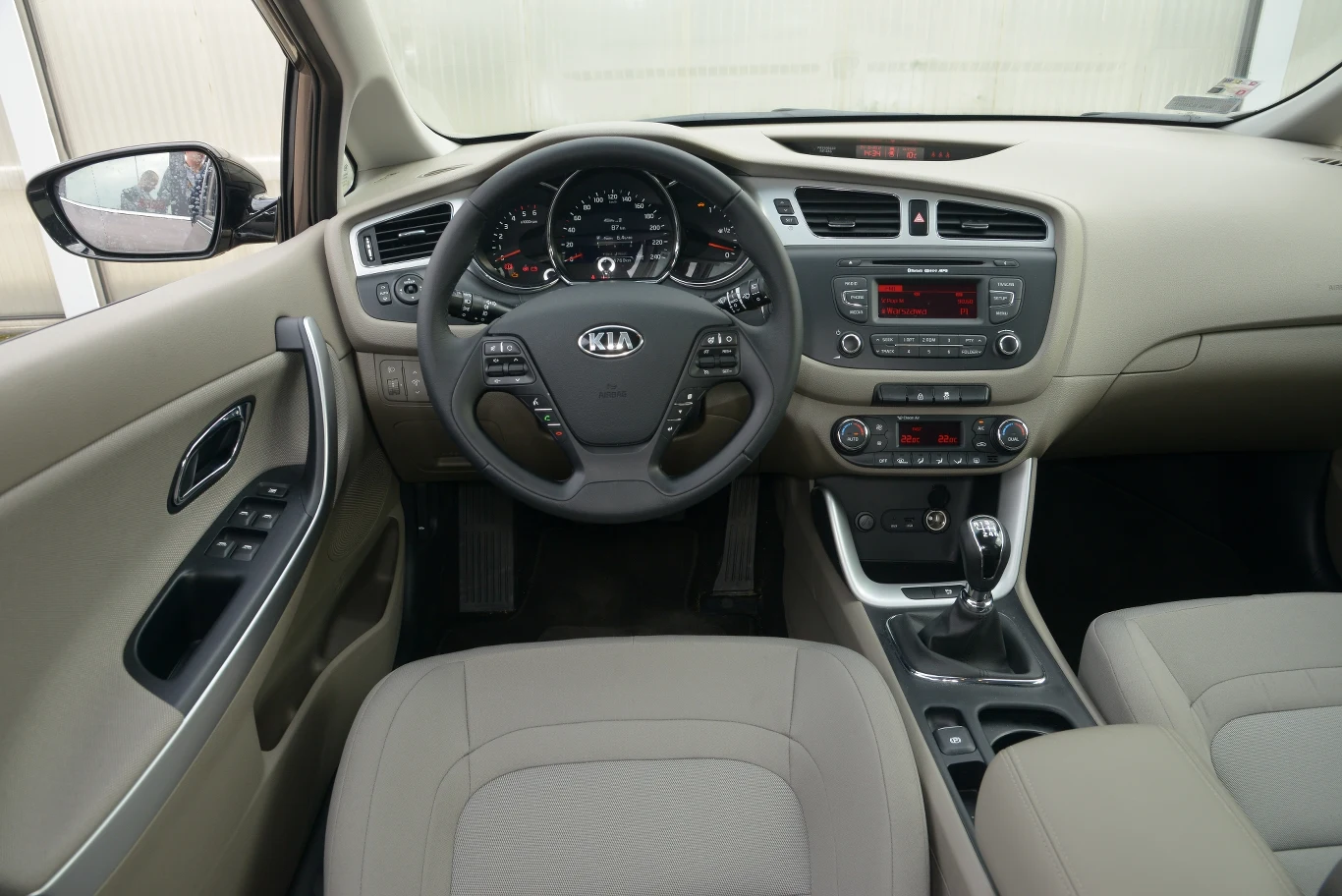 Mocno rozbudowana deska rozdzielcza jest niezwykle czytelna i łatwa w obsłudze, ale prostota obsługi nie została poświęcona na rzecz stylu. Jakość materiałów i precyzja wykonania – zupełnie dobre, ale w tym segmencie są już modele wykończone bardziej pieczołowicie.