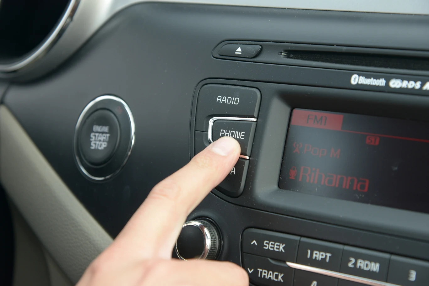 Obsługa systemu Bluetooth jest intuicyjna, połączenie z telefonem to nie problem.