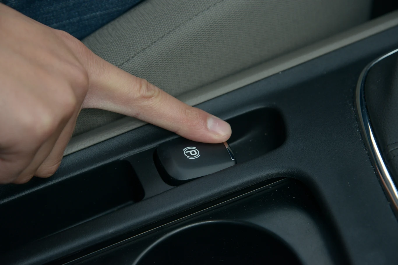 Elektryczny hamulec ręczny to część pakietu funkcjonalnego wersji L za 3000 zł.