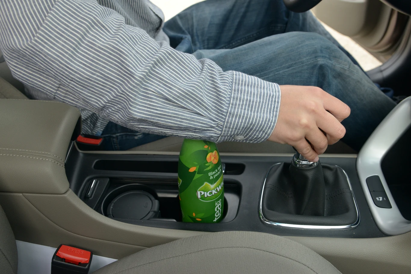 Brak dźwigni „ręcznego” – więcej miejsca na schowki. Nie zawsze można je jednak wykorzystać. Gdy w uchwytach umieścimy wysokie butelki, włączanie drugiego i czwartego biegu jest utrudnione.