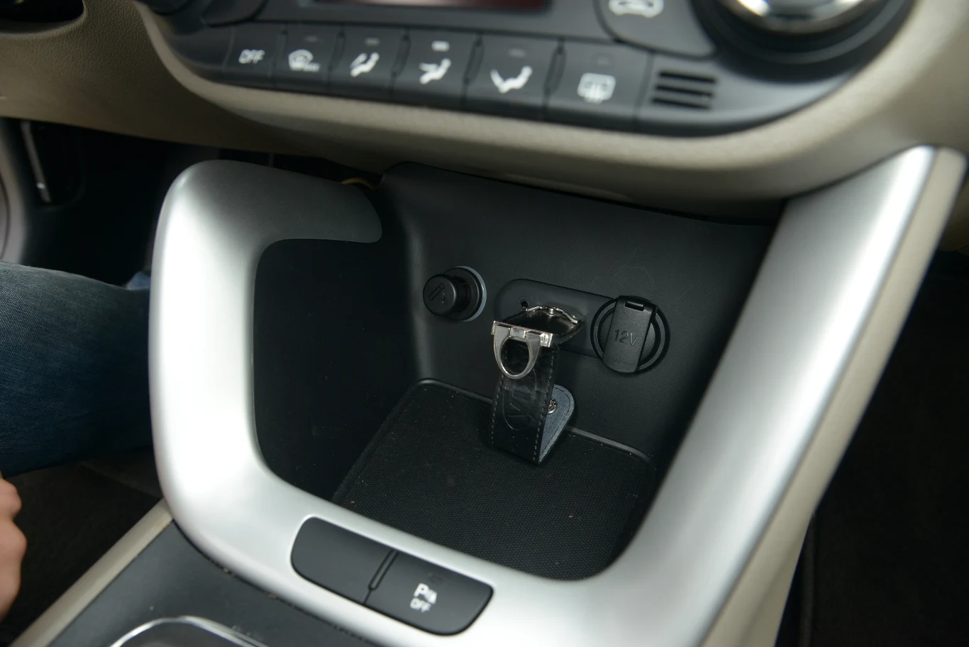 Bardzo łatwo dostępne gniazdo USB ułatwia odtwarzanie muzyki z plików MP3.