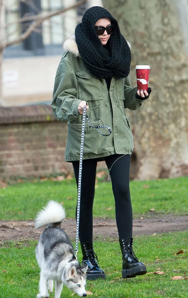 Miley jest wzorową panią - nigdy nie zapomina o spacerze z pupilem!