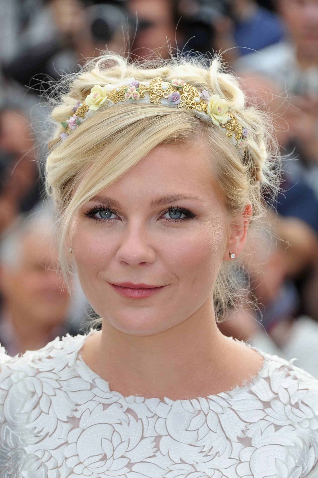 Kirsten Dunst zajęła miejsce 7. Jury zachwycone było jej romantyczną fryzurą uzupełnioną kwiatową opaską.