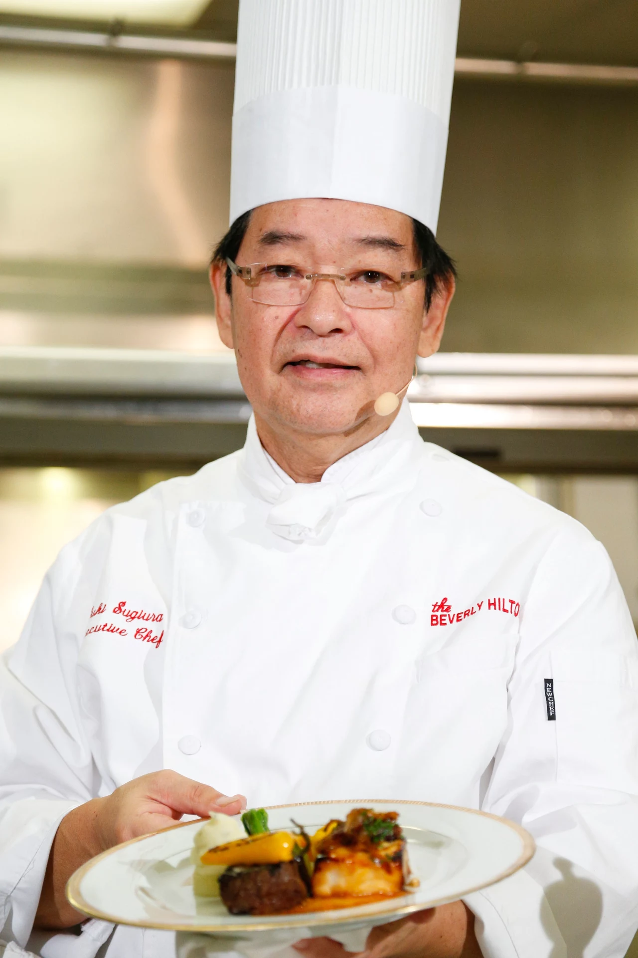 Suki Sugiura szef kuchni hotelu Beverly Hilton prezentuje menu Suki Sugiura szef kuchni hotelu Beverly Hilton prezentuje menu