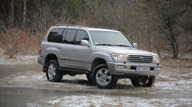 Toyota Land Cruiser J100 to prawdziwy zdobywca bezdroży.