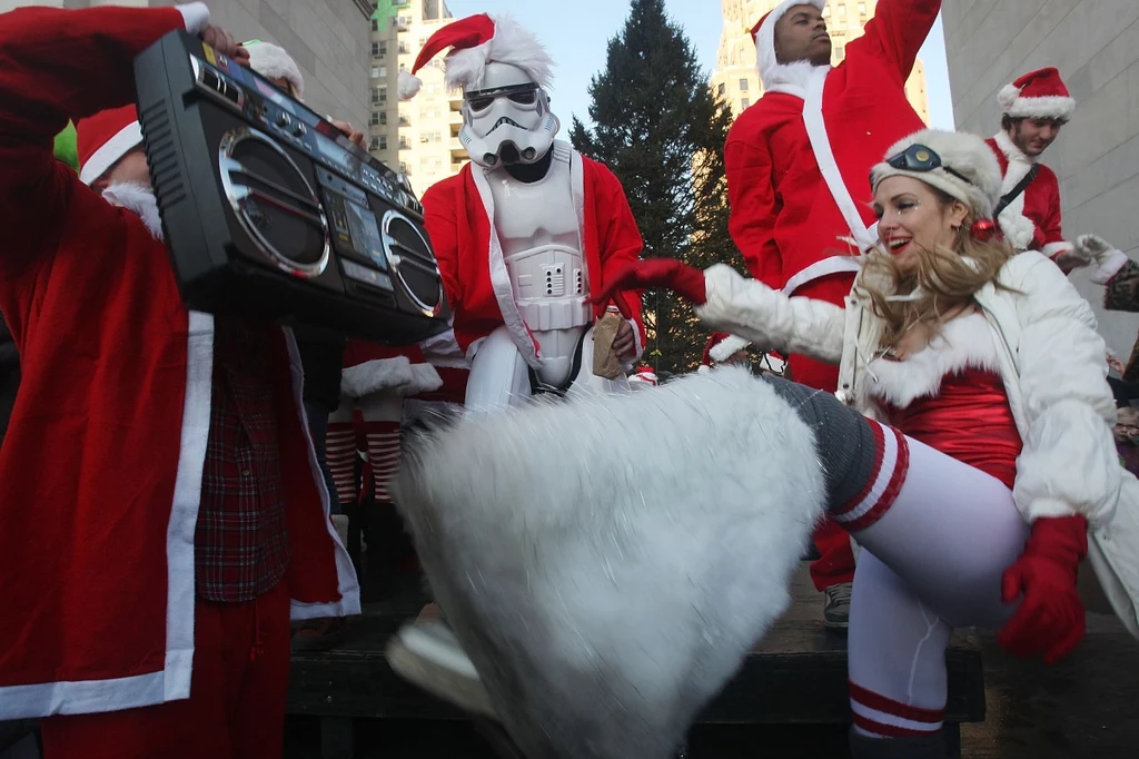 Tysiące mikołajów bawią się na Santaconie w Nowym Jorku