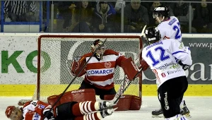  Marcin Kolusz z Ciarko PBS Bank KH Sanok próbuje pokonać Rafała Radziszewskiego (C) z Comarch Cracovii 