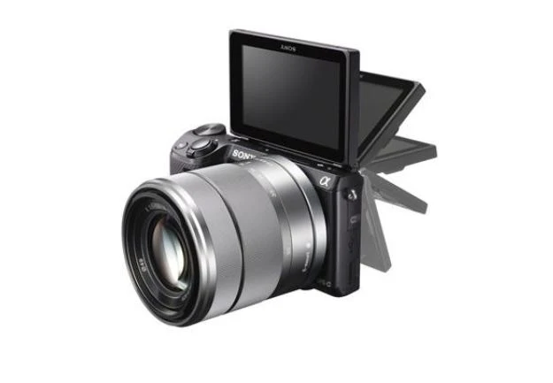 Aparat wyposażono w odchylany ekran LCD Aparat wyposażono w odchylany ekran LCD