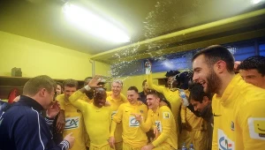 Piłkarze Epinal świętują wyeliminowanie Olympique Lyon