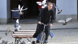 Ojciec Mateusz na swoim rowerze