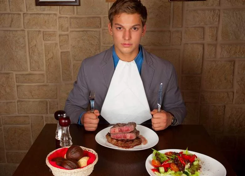 Zamiast jednego dużego, lepiej zjeść kilka mniejszych posiłków Zamiast jednego dużego, lepiej zjeść kilka mniejszych posiłków