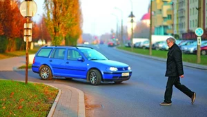 Przechodzenie przez jezdnię poza przejściem dla pieszych jest dozwolone w określonych sytuacjach.