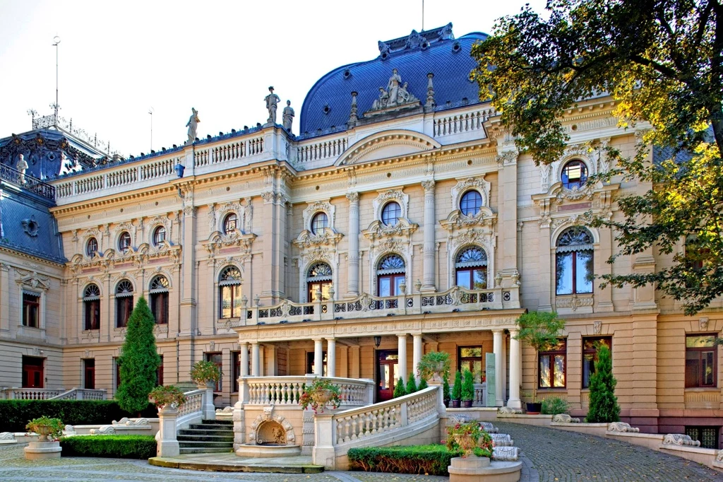 Pałac Izraela Poznańskiego i inne rezydencje Łodzi zagrały u Andrzeja Wajdy. Za murem pałacowego ogrodu stały fabryki – dziś centrum handlowe Manufaktura.