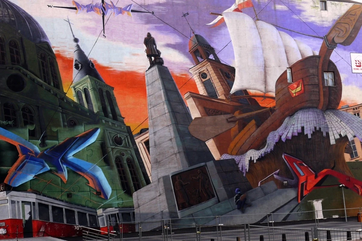 Mural przy ulicy Piotrkowskiej - alegoria Łodzi Mural przy ulicy Piotrkowskiej - alegoria Łodzi