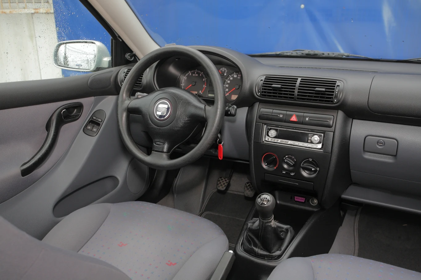 Na pierwszy rzut oka tablica przyrządów wydaje się bardzo estetyczna. Czar pryska w bezpośrednim kontakcie z plastikami. Próby oszczędzania są aż nadto widoczne. Na pierwszy rzut oka tablica przyrządów wydaje się bardzo estetyczna. Czar pryska w bezpośrednim kontakcie z plastikami. Próby oszczędzania są aż nadto widoczne.