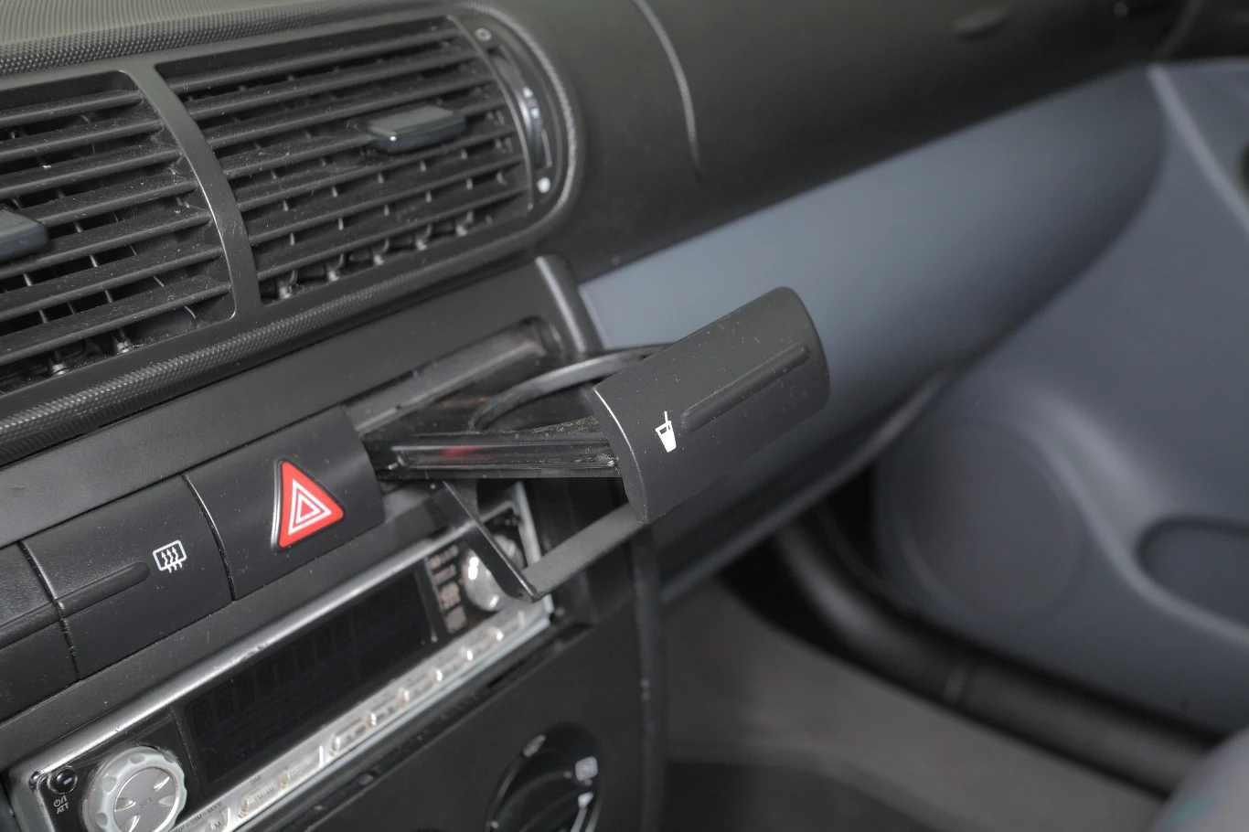 W standardzie był tu uchwyt na kubki, w Sport - włącznik ogrzewania foteli. W standardzie był tu uchwyt na kubki, w Sport - włącznik ogrzewania foteli.