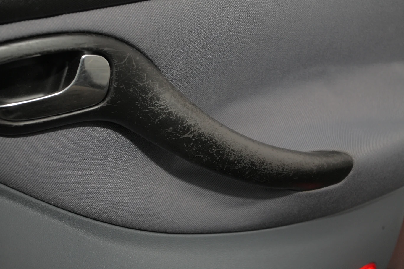 Odpadający lakier we wnętrzu: nie da się nic poradzić. Wykończenie pozostawia wiele do życzenia. Odpadający lakier we wnętrzu: nie da się nic poradzić. Wykończenie pozostawia wiele do życzenia.