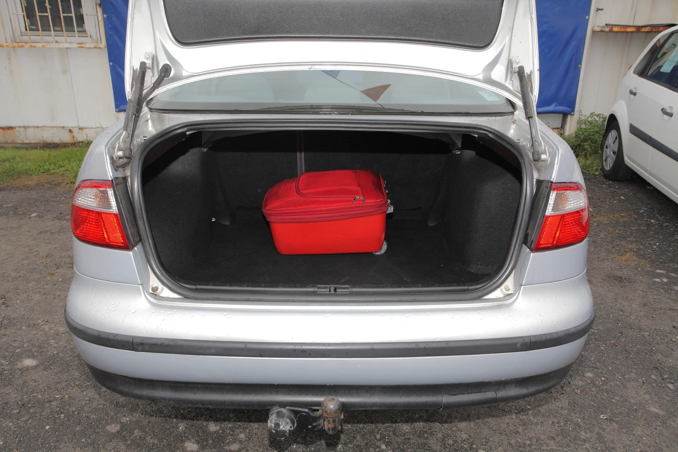 Pojemność 500 litrów całkowicie wystarcza, zwłaszcza że zawiasy są sprytnie ukryte. Pojemność 500 litrów całkowicie wystarcza, zwłaszcza że zawiasy są sprytnie ukryte.