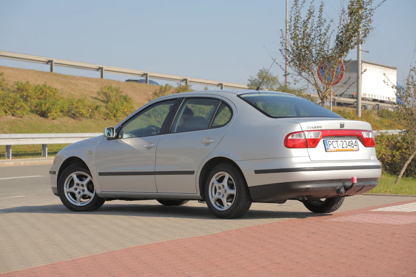 Seat Toledo II nie bardzo nadaje się dla czterech rosłych osób - zwłaszcza z tyłu będzie im wyjątkowo niewygodnie. Seat Toledo II nie bardzo nadaje się dla czterech rosłych osób - zwłaszcza z tyłu będzie im wyjątkowo niewygodnie.