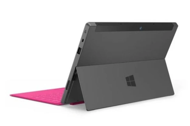 Wysuwana podpórka z tyłu obudowy znacznie ułatwia pracę na tablecie Wysuwana podpórka z tyłu obudowy znacznie ułatwia pracę na tablecie