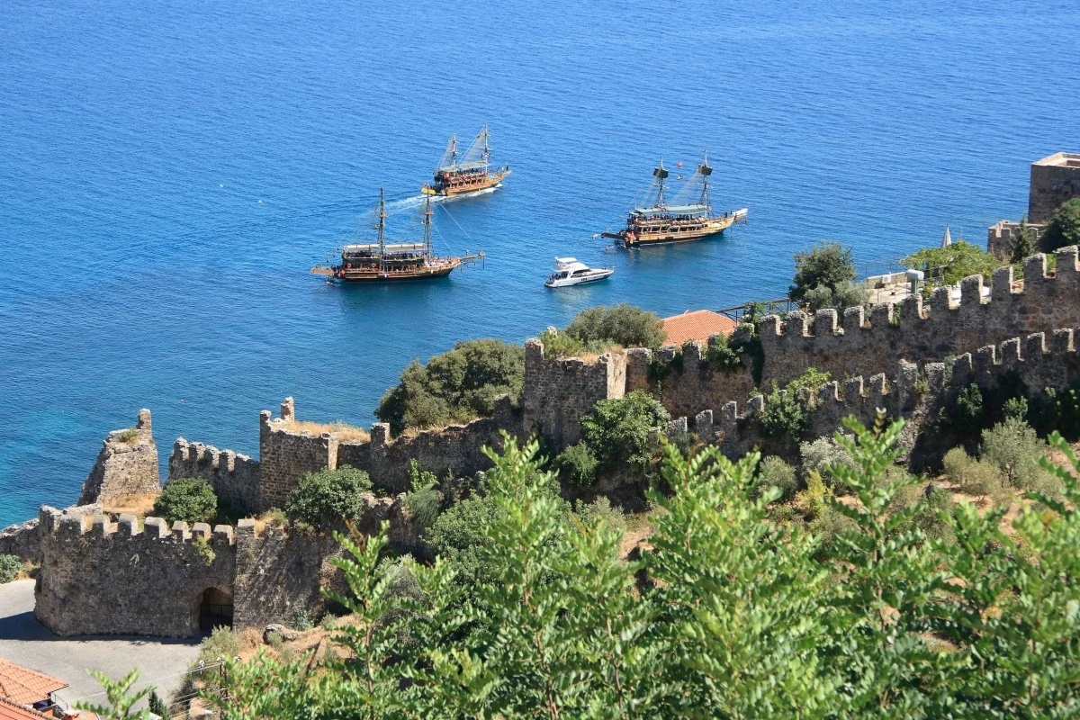 Alanya Kalesi to seldżucka twierdza, która jest jedną z większych atrakcji tego tureckiego miasta. Alanya Kalesi to seldżucka twierdza, która jest jedną z większych atrakcji tego tureckiego miasta.