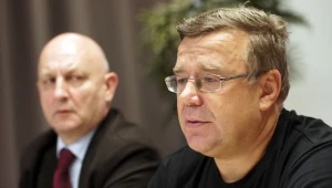 Igor Zacharkin (z prawej) i prezes PZHL Piotr Hałasik