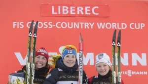 Justyna Kowalczyk (z lewej) na podium w Libercu.