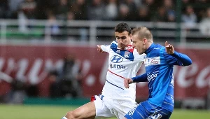 Maxime Gonalons (z lewej) zdobył gola dla Lyonu.
