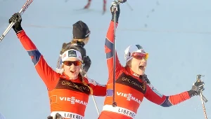 Maiken Carspersen Falla (z prawej) i Ingvild Flugstad Oesteberg cieszą się ze zwycięstwa w sprincie