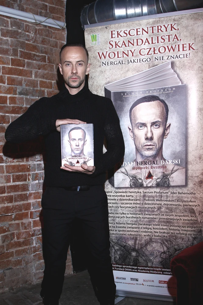 Adam chętnie promuje swoją książkę Adam chętnie promuje swoją książkę