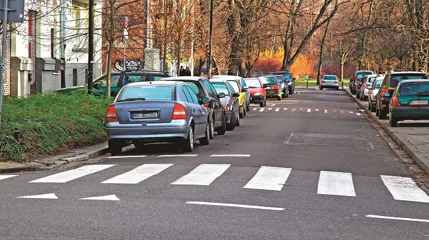 Nie zawsze można parkować auto przy lewej krawędzi jezdni. Bywa to przedmiotem sporu z policją.